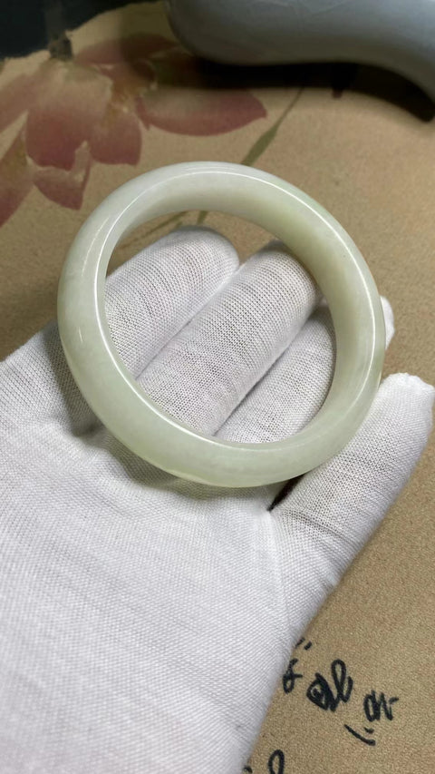 Gelang Putih Ketan Giok Cui Giok Alami Ukuran 54-56mm Ukuran 55.9mm Lebar Sisi 15mm Giok ini semuanya muncul secara alami Pola-polanya acak Sudah termasuk ongkos kirim dan pajak.