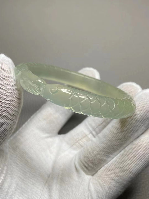 Rupanya gelang ukiran giok Cui jenis es berukir Kepala ikan ke ekor ikan angin dan air yang halus Ukuran 58-60mm Ukuran 59.6mm Lebar sisi 11mm Batu giok terjadi secara alami Pola acak Termasuk pajak pengiriman.