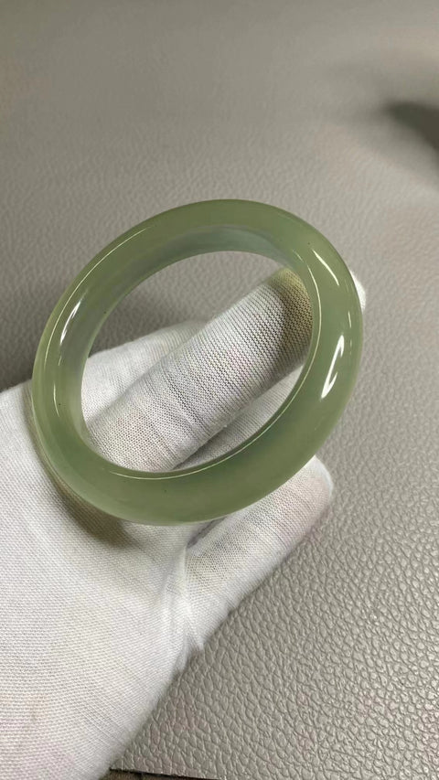 Gelang Hijau Es Giok Cui Giok Alami Ukuran 57-59mm Ukuran 58.2mm Lebar Sisi 12.5mm Giok terjadi secara alami Pola acak termasuk pajak pengiriman.