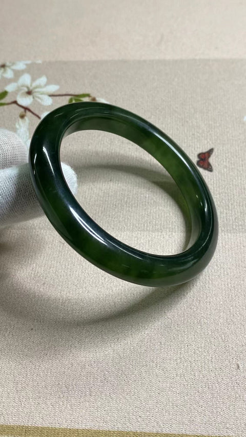 Gelang Garis Kecantikan Giok Cui Fine Cui Jade Ukuran 56 ~ 58mm Ukuran 57.3mm Lebar 11mm Giok adalah batu giok alami, pola acak, sudah termasuk pajak pengiriman.