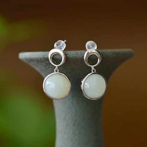 2295 Anting Giok Hetian Alami Ukuran 12 * 12mm 925 Giok Tatahan Perak yang halus dan hangat Sudah termasuk ongkos kirim dan pajak.