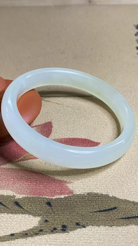 Gelang Cahaya Bulan Putih Giok Cui Giok Alami Ukuran 61-63mm Ukuran 62.7mm Lebar Sisi 11.9mm Giok semuanya terjadi secara alami Pola acak termasuk pajak pengiriman