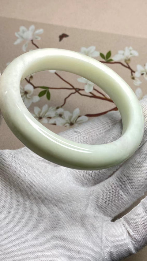 Gelang Giok Cui Alami Gelang Putih Porselen Biru Ukuran 60-62mm Ukuran 61.2mm Lebar Sisi 13.4mm Giok semuanya muncul secara alami Pola acak Pajak Pengiriman sudah termasuk.