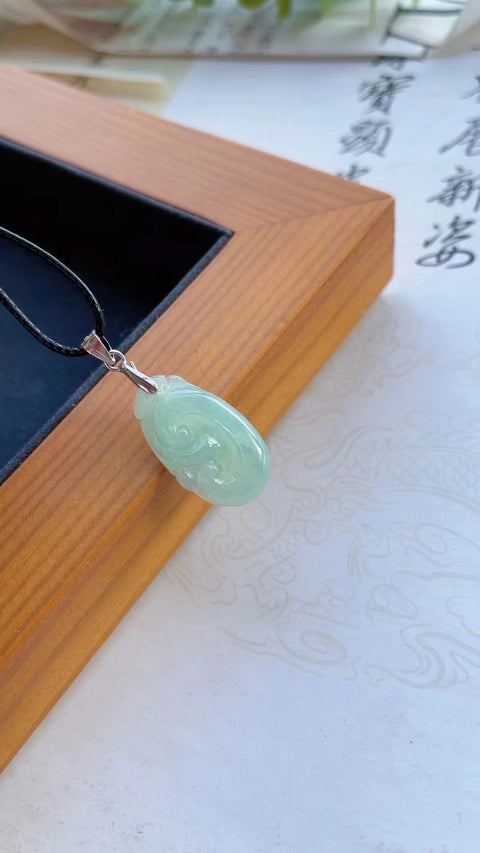 Liontin Ruyi Jadeite Alami Semuanya sebagaimana mestinya Bahan Old Pit Dasar 925 perak tatahan halus dan hangat Ukuran 2.2 * 1.2mm Pengiriman dan pajak sudah termasuk.