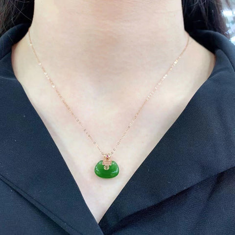 Kalung Jasper Alami Rantai Emas 18k Rantai Emas Desain One Piece Ukuran 10 * 15mm Giok bersih dan halus serta hangat Sudah termasuk pajak pengiriman.