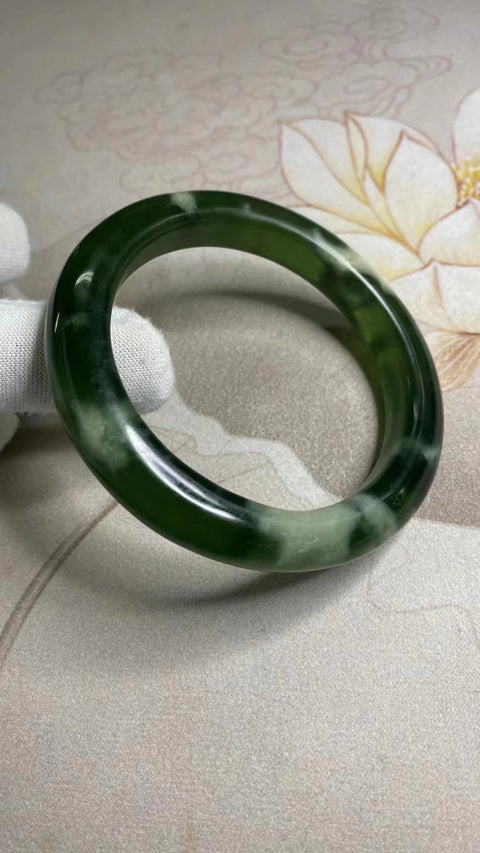 Gelang Bahan Giok Cui Alami 180 Ukuran 61-63mm Ukuran 62.5mm Lebar Sisi 11.8mm Batu giok ini terbentuk secara alami dan polanya acak Sudah termasuk pajak pengiriman.