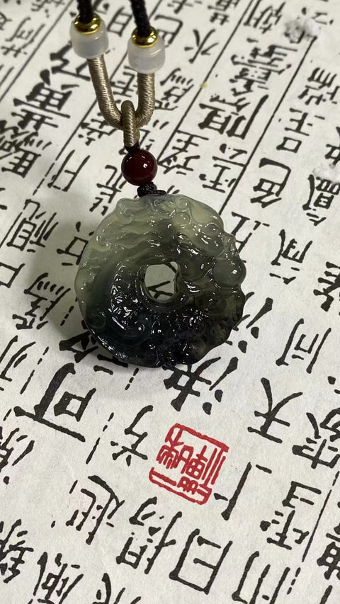 Liontin Naga Ikan Giok Cui Jade Alami Ukuran 30 * 30mm Batu giok itu bersih, halus dan hangat, dan gayanya sangat indah.