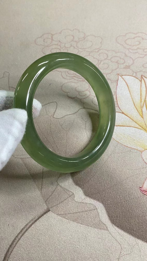 Gelang Hijau Penuh Giok Cui Giok Alami Ukuran 61-63mm Ukuran 62.5mm Lebar Sisi 12.6mm Giok ini semuanya muncul secara alami Pola acak Sudah termasuk pajak pengiriman.