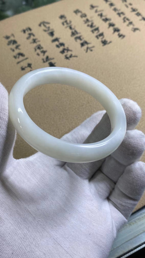 Gelang Giok Cui Alami Giok bersih, halus dan hangat; Gaya Ukuran 53-55mm Ukuran 54.3mm Lebar 11.6mm Giok terjadi secara alami Pola acak; Pajak Pengiriman Termasuk