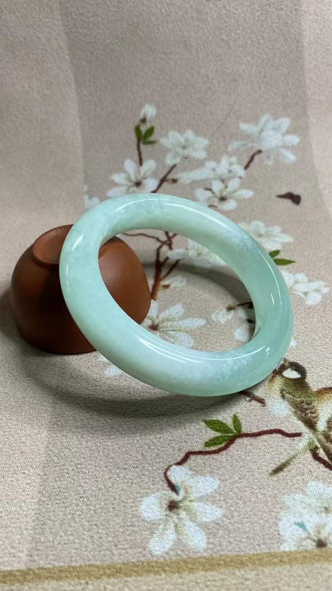 Gelang Bunga Ukiran Batu Giok Cui Jade Ice Green Ukuran 55-57mm Ukuran 56.5mm Lebar Sisi 12.7mm Batu giok semuanya terjadi secara alami Pola pengiriman acak Termasuk Pajak Pengiriman