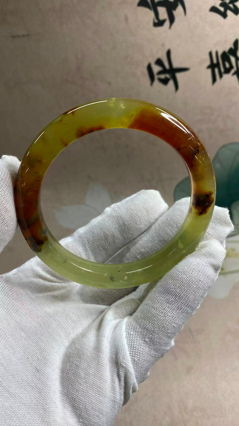 Gelang giok Xiuyan bermotif bunga yang indah, diameter dalam: 61 mm, lebar samping: 11 mm. Semua batu terbentuk secara alami. Biaya pengiriman dan pajak sudah termasuk.