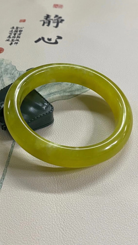 Gelang Bunga Emas Ciu Giok Alami Giok bersih dan halus Ukuran 58-60mm Ukuran 59.5mm Lebar Sisi 12.9mm Giok semuanya terjadi secara alami Pola acak termasuk pajak pengiriman.