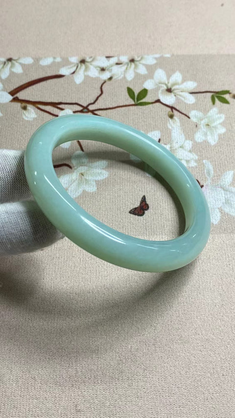 Gelang Giok Giok Cui Alami Ukuran 59-61mm Ukuran 60.3mm Lebar Sisi 11mm Giok ini terbentuk secara alami dan polanya acak Sudah termasuk ongkos kirim dan pajak.