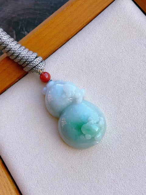 Liontin labu labu Jadeite alami Ukuran 43 * 24.8 * 12mm Giok bersih dan halus serta hangat Termasuk ongkos kirim dan pajak.