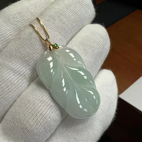 Kalung Daun Lengket Es Batu Giok Alami 18k Pengaturan Emas 18k Pencocokan Rantai Perak 925 Ukuran 40 * 22mm Termasuk pajak pengiriman.