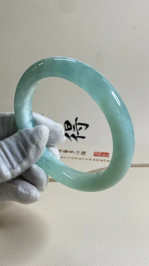 Gelang Jelly Celadon Alami Ukuran 65-67mm Ukuran 66.2mm Lebar Sisi 12.7mm Giok semuanya terjadi secara alami Pola acak Pajak pengiriman sudah termasuk.