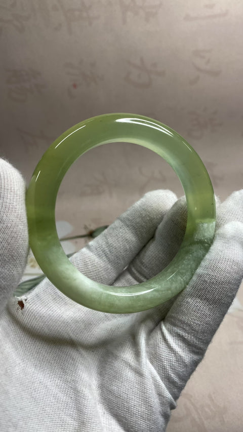 Gelang giok Xiuyan yang indah, setengah hijau dan setengah giok, Diameter 56,4 mm, lebar tepi: 12,3 mm, semua batu terbentuk secara alami. Gratis ongkos kirim dan pajak.