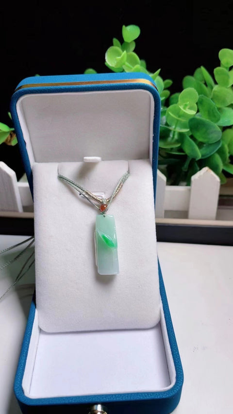 Liontin Bambu Jadeite Alami Bahan Lubang Tua Warna Cantik Warna Hijau Cerah Ukuran 3.0 * 1.2mm Batu giok bersih dan halus Sudah termasuk pajak pengiriman.