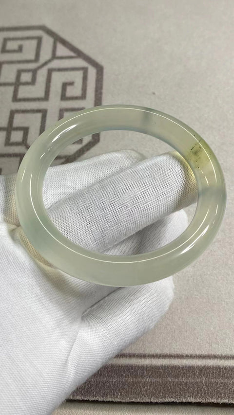 Gelang Warna Musim Semi Tinta Es Giok Cui Giok Alami Ukuran 53-55mm Ukuran 54.1mm Lebar Sisi 11mm Giok ini semuanya muncul secara alami Pola-polanya acak Sudah termasuk ongkos kirim dan pajak.