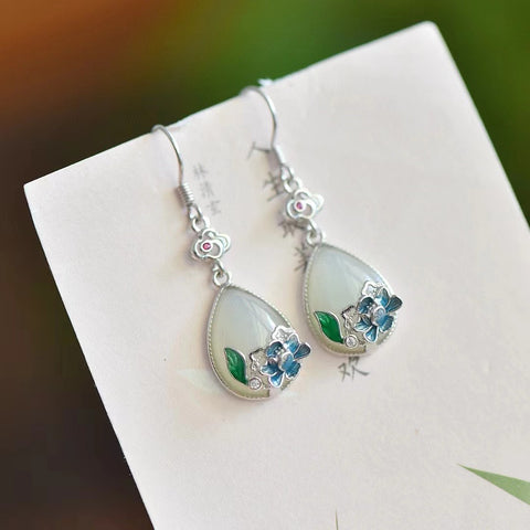 2747 Anting-anting Peony Giok Hetian Jade Drops Alami yang terbuat dari perak 925, diemail di atas meja, penuh gaya dan elegan, sudah termasuk pajak pengiriman.