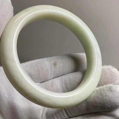 Gelang Batu Giok Ciu Alami Gelang Biru Porselen Putih Batu giok bersih, halus dan hangat Biru Putih Ukuran 60-62mm Ukuran 61.2mm Lebar 13.8mm Batu giok terbentuk secara alami Pola acak Sudah termasuk pajak pengiriman.