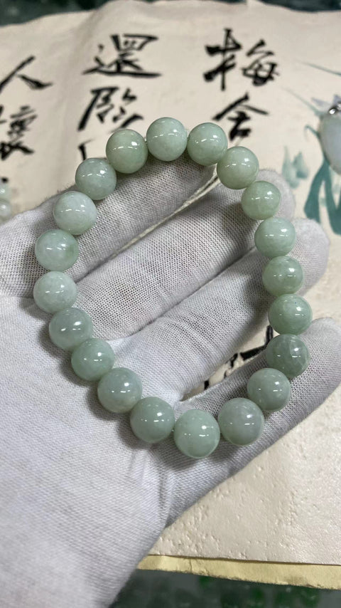 Gelang karet jadeite grade A Ukuran 10mm Batu giok adalah batu giok yang halus dan hangat dengan pola yang indah.