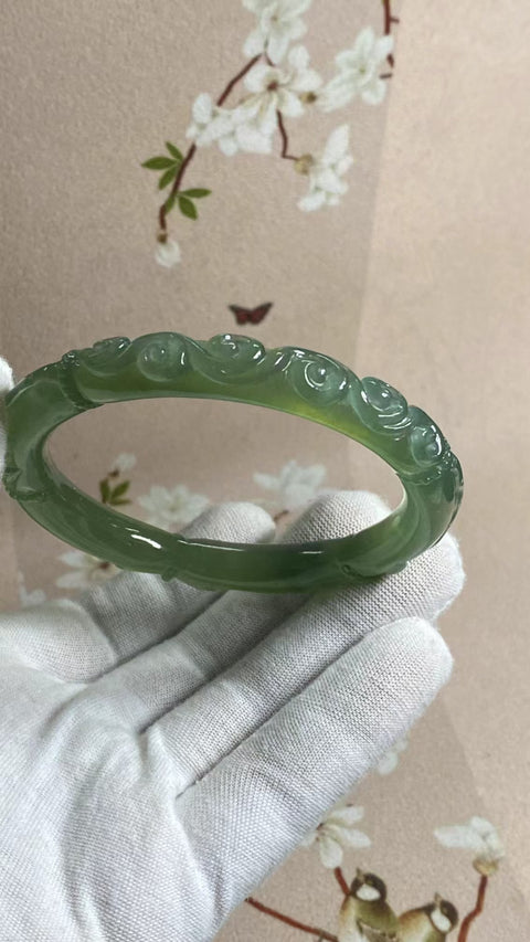 Gelang Ukiran Bambu Hijau Es Giok Cui Giok Alami Ukuran 60-62mm Ukuran 61.1mm Lebar Sisi 9.6mm Giok adalah semua yang terjadi secara alami Pola adalah acak Termasuk Pajak Pengiriman