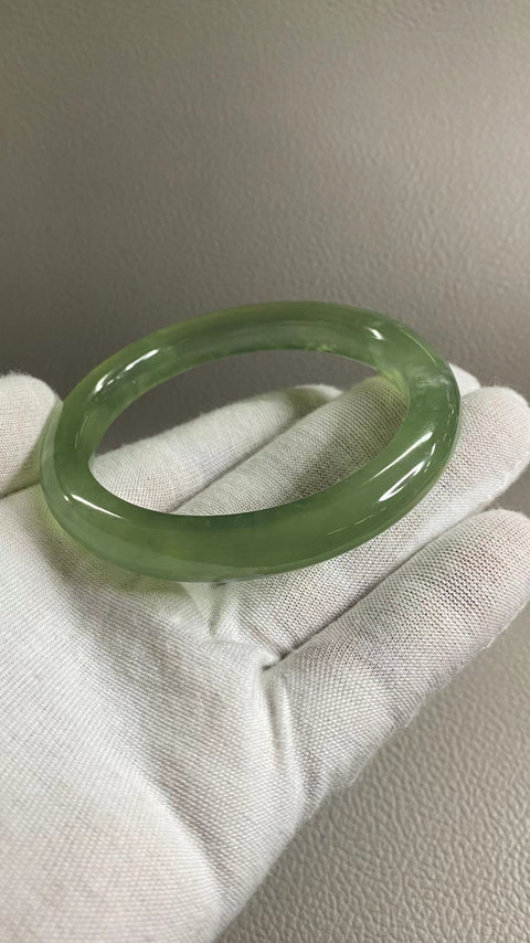 Gelang Hijau Penuh Giok Cui Fine Jade Ukuran 60mm Lebar 11mm Giok ini muncul secara alami Pola acak Termasuk ongkos kirim dan pajak
