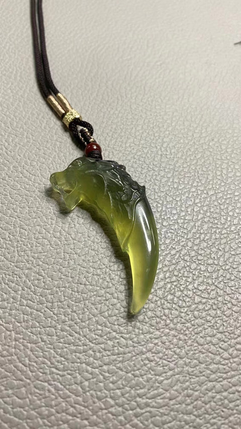 Giok Giok Tinta Cui Jade Alami Giok liontin gigi serigala yang lembut dan hangat Ukuran 50 * 21mm Pengiriman dan pajak sudah termasuk