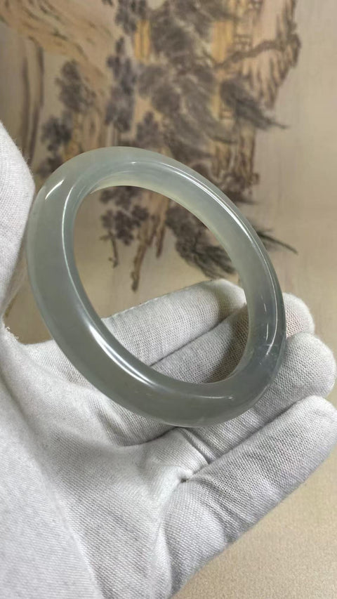 Gelang Gradien Es Giok Abu-abu Ukuran 59-61mm Ukuran 60.5mm Lebar Sisi 10.5mm Batu giok terbentuk secara alami dan polanya acak Sudah termasuk ongkos kirim dan pajak.