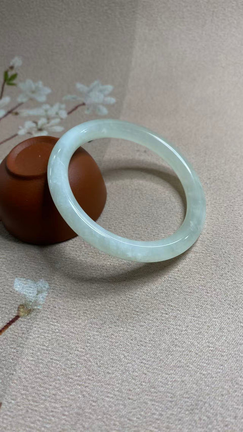 Gelang giok Xiuyan yang indah, diameter dalam: 51 mm, ketebalan pita: 8 mm. Semua batu terbentuk secara alami. Harga sudah termasuk ongkos kirim dan pajak.