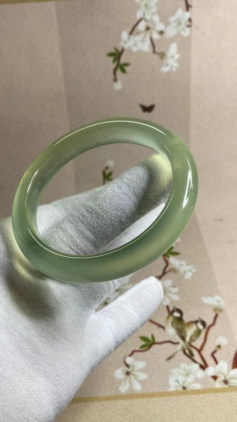 Gelang Giok Cui Halus Ukuran 60-62mm Lebar 12mm Giok terjadi secara alami Pola acak Termasuk pajak pengiriman.