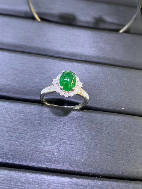 Cincin Giok Guatemala Jadeite Alami Giok bersih dan halus Ukuran 6 * 8mm Ditetapkan dalam 925 Perak Sudah termasuk pajak pengiriman.