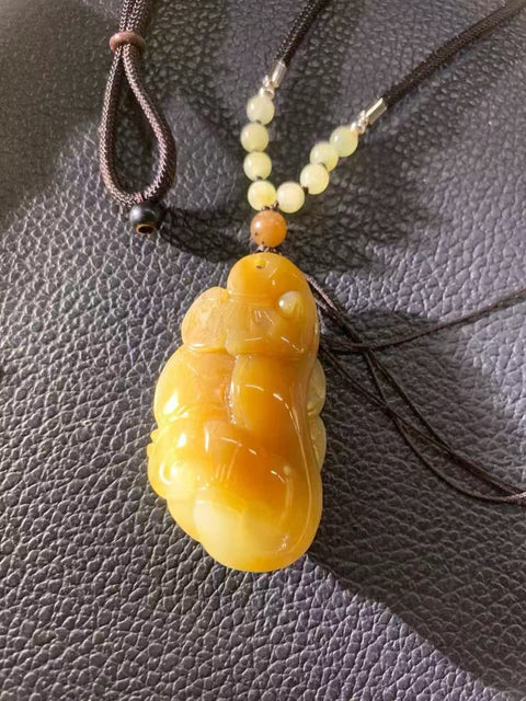 Liontin giok kuning dan putih tua alami, giok halus hangat murni diukir dengan tangan Ukuran 50.1 * 28mm