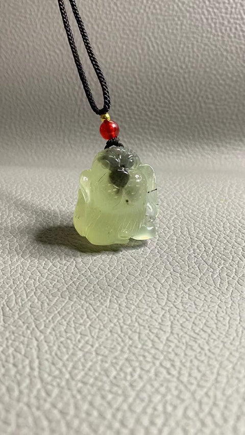 Liontin Anak Anjing Tinta Giok Cui Giok Alami Ukuran 26 * 22mm Giok halus dan hangat, diukir dengan tangan, sudah termasuk pajak pengiriman.