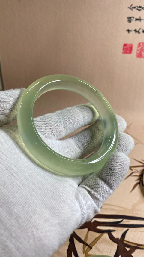 Gelang Es Hijau Giok Cui Giok Halus yang Sangat Indah Ukuran 60-62mm Ukuran 61.2mm Lebar Sisi 13.7mm Giok ini terbentuk secara alami dan polanya acak Sudah termasuk pajak pengiriman.