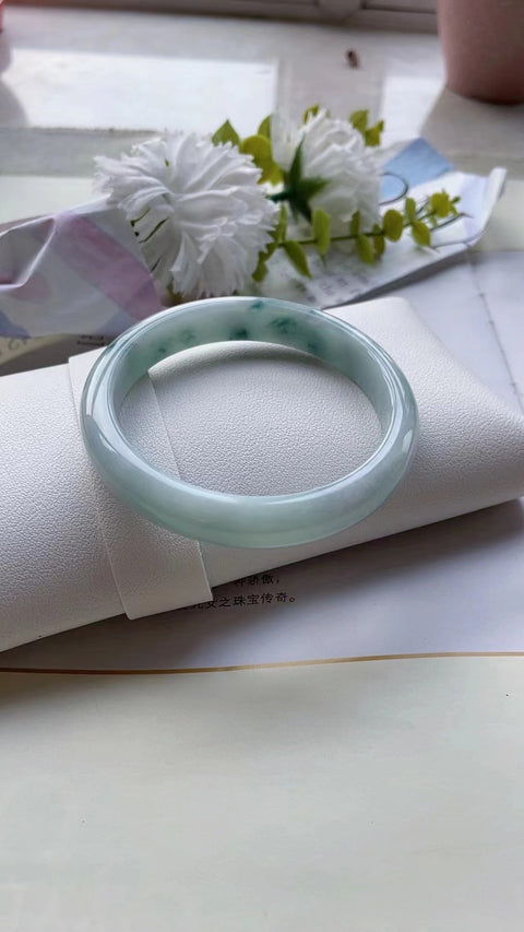 Gelang barang dari batu giok alami Batu giok bersih dan halus serta hangat Pola batu giok yang indah Ukuran 60mm Batu giok terjadi secara alami Pola acak & sudah termasuk pajak pengiriman