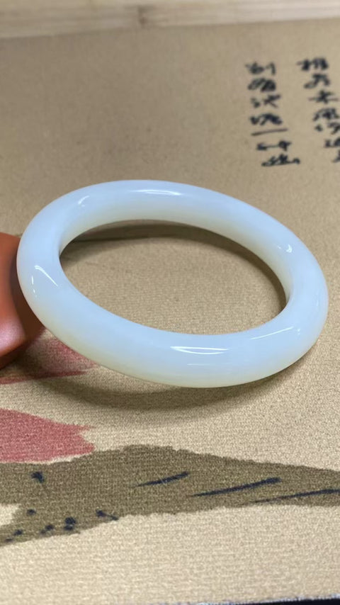 Gelang Cahaya Bulan Putih Giok Cui Giok Alami Ukuran 58-60mm Ukuran 59mm Lebar Sisi 11.6mm Giok terjadi secara alami Pola acak Pengiriman dan pajak sudah termasuk.