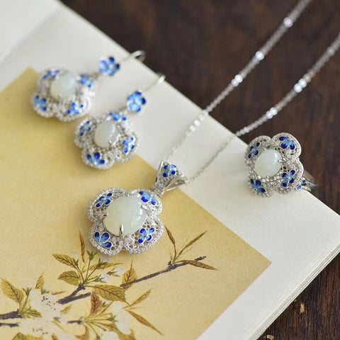Set Giok Hetian Alami 925 Cincin Perak 9786 + Kalung 6267A + Anting 7066 Batu giok ini bersih, halus dan hangat, gayanya indah dan apik.