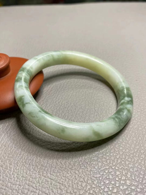 Gelang Giok Cui Giok Minyak Tua Giok ini bersih, halus dan hangat Ukuran 58mm Giok ini terbentuk secara alami dan polanya acak Sudah termasuk pajak pengiriman.