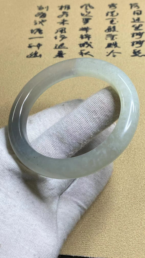 Gelang Es Giok Cui Giok Abu-Abu Alami Ukuran 56-58mm Ukuran 57mm Lebar Sisi 11mm Giok ini terbentuk secara alami dan polanya acak Sudah termasuk pajak pengiriman.