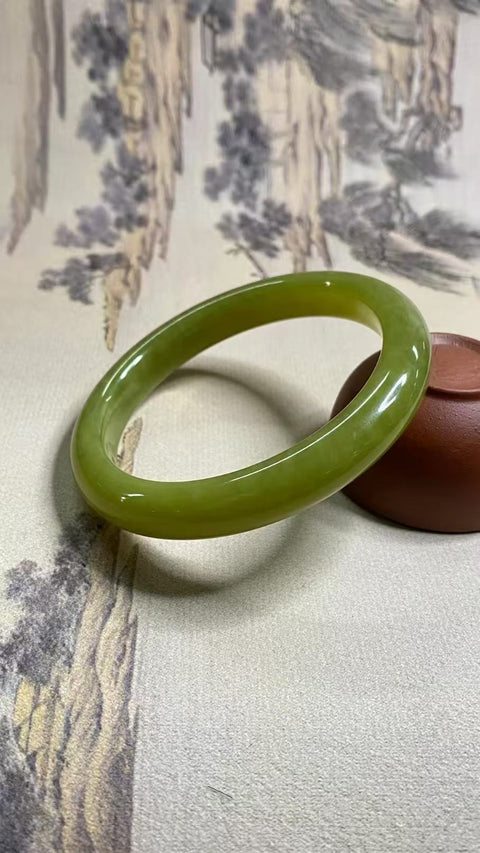 Gelang Giok Cui Halus Ukuran 63-65mm Ukuran 64.7mm Lebar 11.7mm Giok terbentuk secara alami Pola acak Termasuk ongkos kirim dan pajak