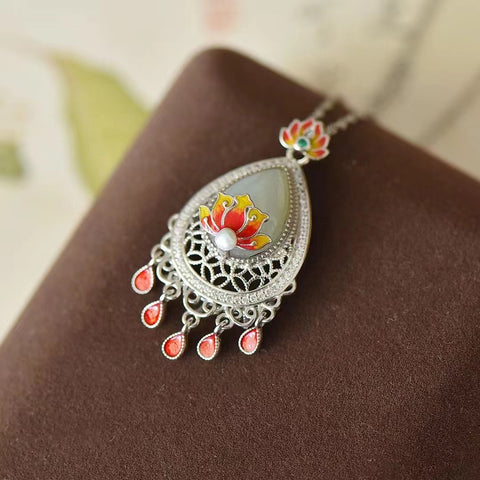 3278T Kalung Rumbai Rumbai Enamel Bunga Teratai Giok Hetian Giok Alami dari 925 Perak Ukuran 10 * 14mm Giok bersih dan halus serta hangat Sudah termasuk ongkos kirim dan pajak