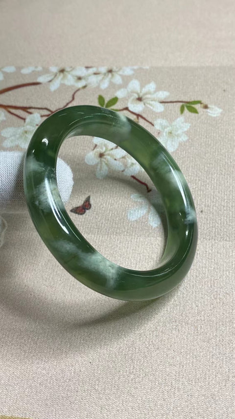 Gelang Milkcap Cui Jade Tsingti Giok Alami Ukuran 55-57mm Ukuran 56.1mm Lebar Sisi 11.8mm Giok terjadi secara alami Pola acak Termasuk Pajak Pengiriman