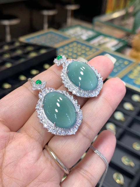 Kalung Telur Besar Batu Giok Guatemala Jadeite Alami Batu giok bersih, halus, dan hangat Ukuran 21,9 * 15,6 * 3,2 mm Termasuk ongkos kirim dan pajak.