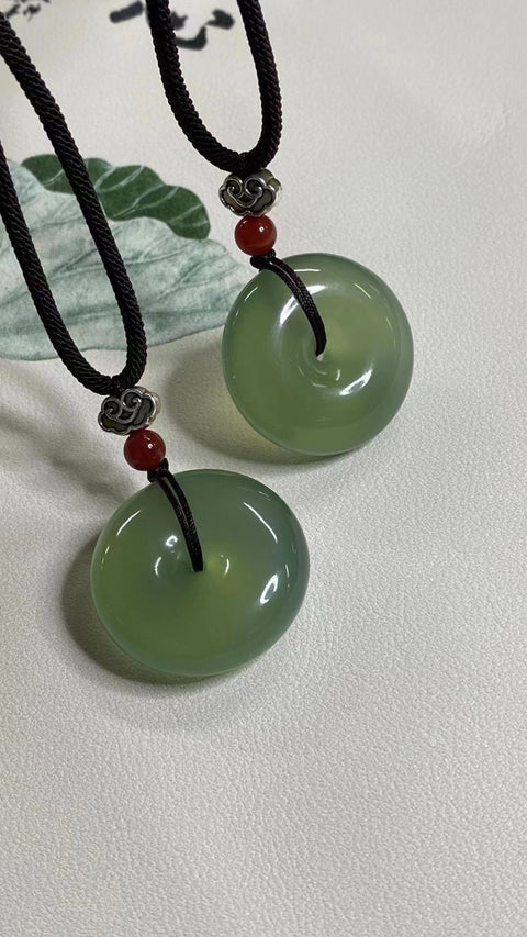 Giok Giok Perdamaian Hijau Cui Jade Alami bersih, halus dan hangat Ukuran 30 * 11,5 mm Termasuk ongkos kirim dan pajak.