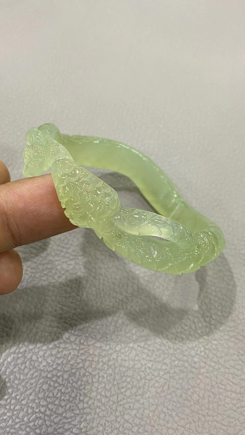 Gelang giok Ciu alami yang diukir dengan indah Warna-warna yang indah Ukuran 58-60mm Ukuran 59.6mm Lebar sisi 11.6mm Batu giok semuanya terjadi secara alami Pola acak Termasuk pajak pengiriman.