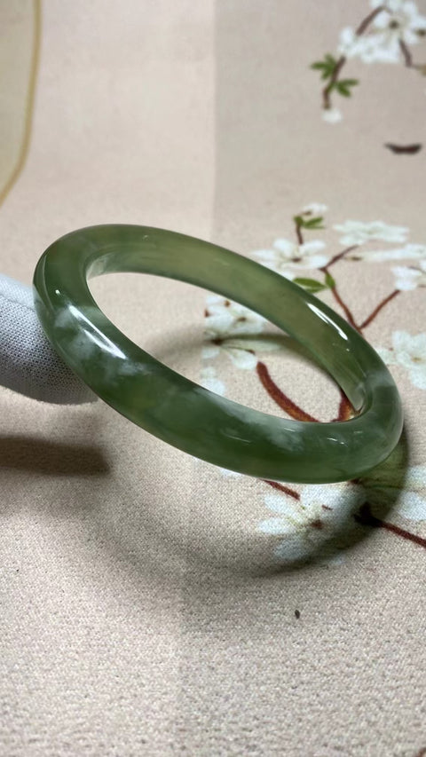 Gelang Giok Cui Giok Hijau Penuh Gelang Giok Terapung Ukuran 59-61mm Ukuran 60.4mm Lebar Sisi 11mm Giok ini semuanya muncul secara alami dan polanya acak Sudah termasuk pajak pengiriman.