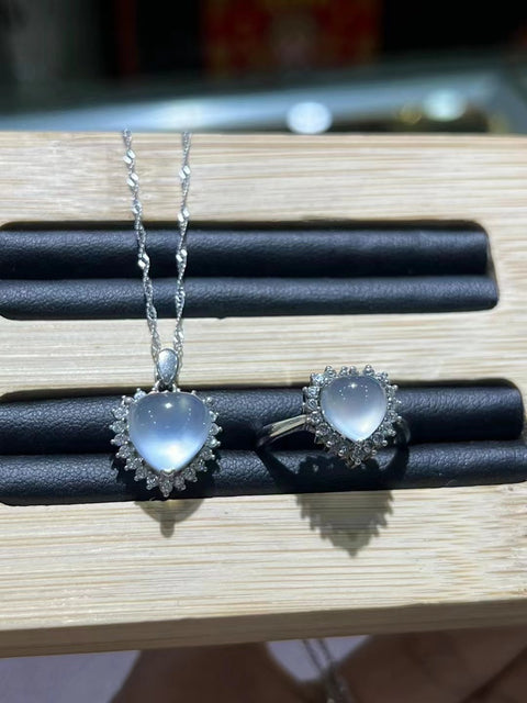 Set Hati Es Batu Giok Alami 925 Perak Kalung ukuran 10.4mm Cincin ukuran 8.5mm Batu giok bersih, halus dan hangat Sudah termasuk ongkos kirim dan pajak.
