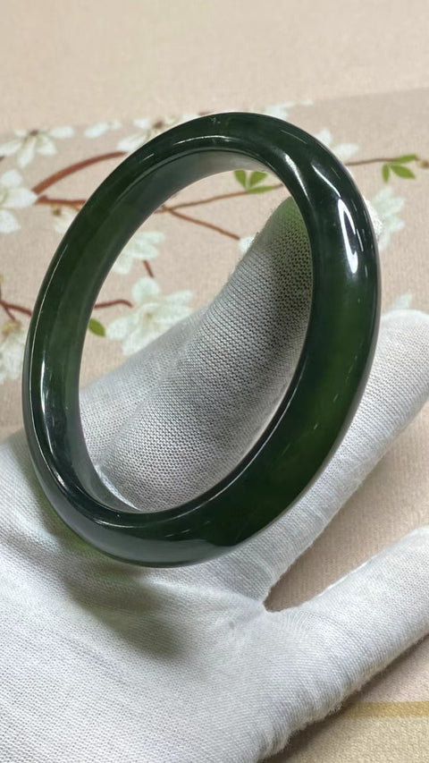 Gelang Hijau Tua Giok Cui Alami Ukuran 63-65mm Ukuran 64.3mm Lebar Sisi 11.6mm Giok terjadi secara alami Pola acak Pengiriman dan pajak sudah termasuk.